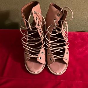 Lace up sandals. Light pink leather.